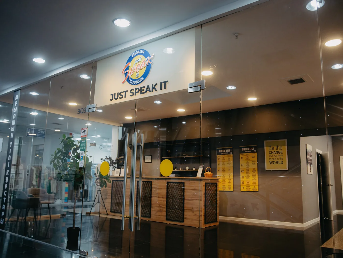 Вход в филиал JUST SPEAK IT в ТРЦ Ритц-Палас с вывеской курсов