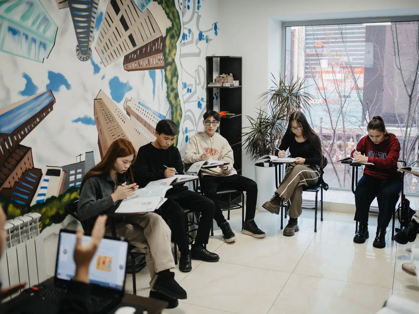 Большая группа студентов JSI на занятии английского в филиале